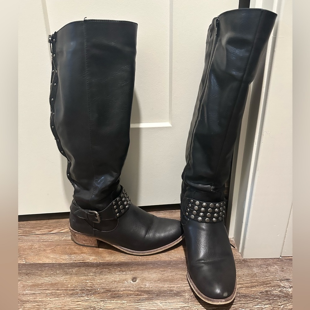 Size 10 Baretraps boots.